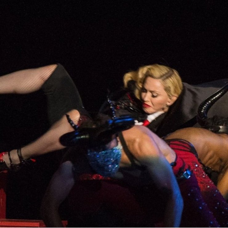 Η απίστευτη πτώση της Madonna στη σκηνή των Brit Awards!
