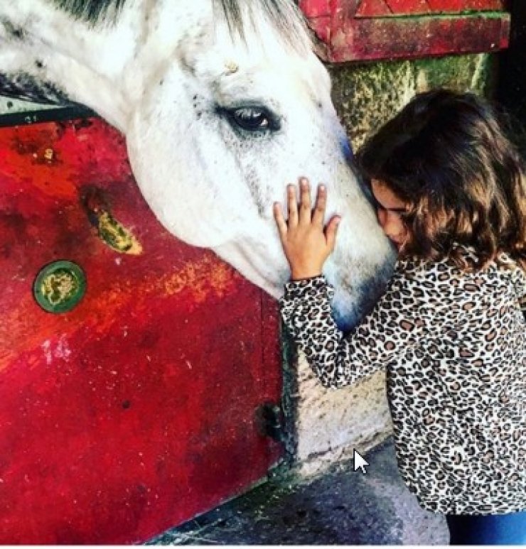 Είναι η κόρη ηθοποιού κυπριακής σειράς