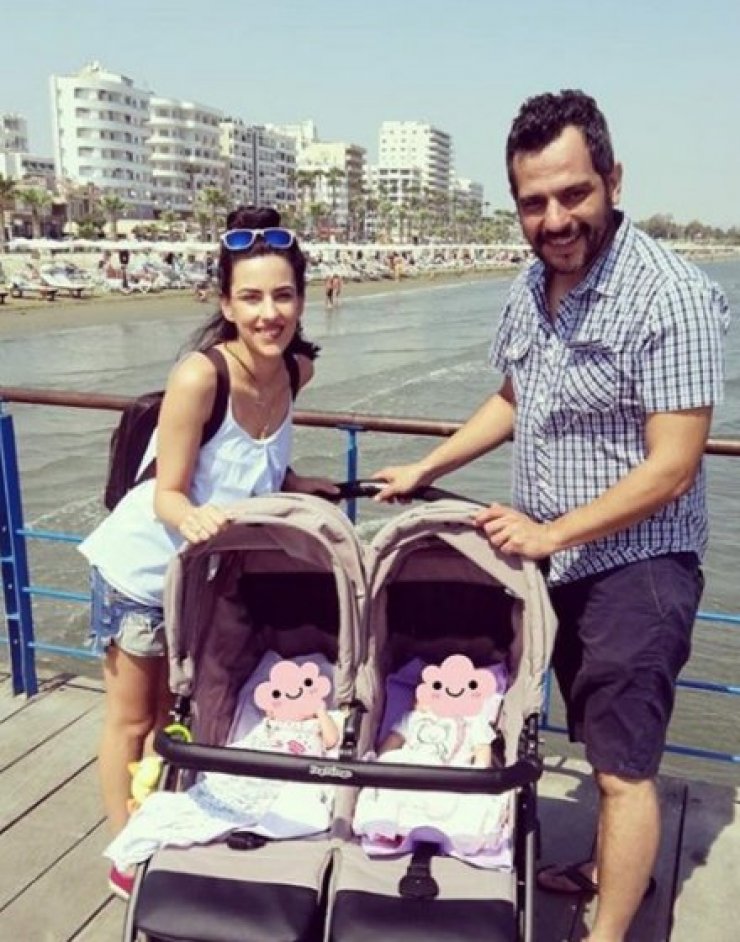 Γιώργος Ρούσσος - Νατάσα Τούρζα: Πρώτη φορά στη θάλασσα με τις δίδυμες κορούλες τους