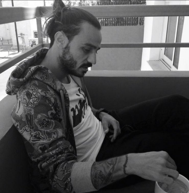 Στάθης Αλωνεύτης: H φωτογραφία που τον δείχνει γυμνό στην μπανιέρα