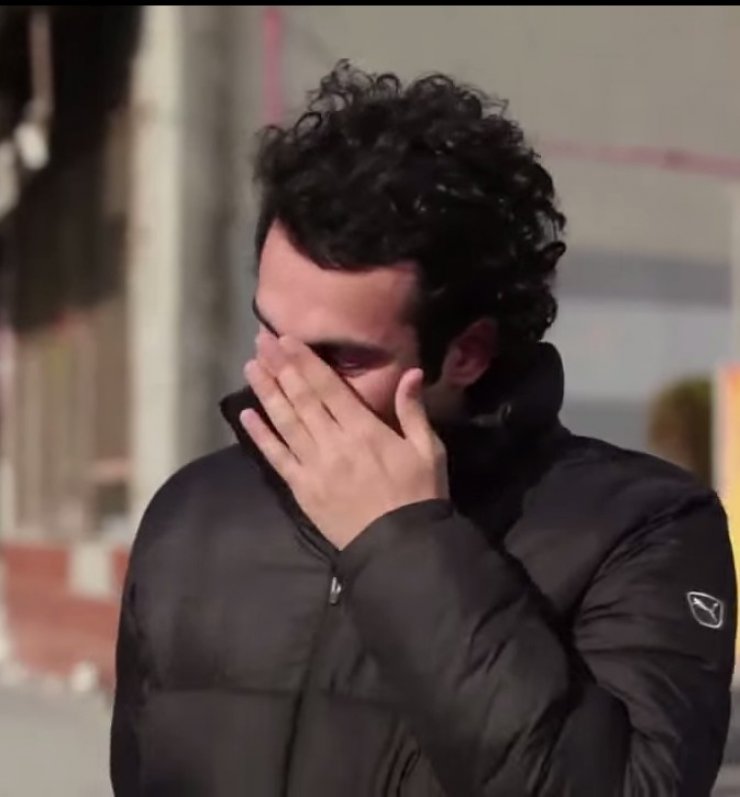 Θα δακρύσετε! Μια ολόκληρη γειτονιά έμαθε κρυφά νοηματική για να κάνει έκπληξη σε φίλο τους με προβλήματα ακοής