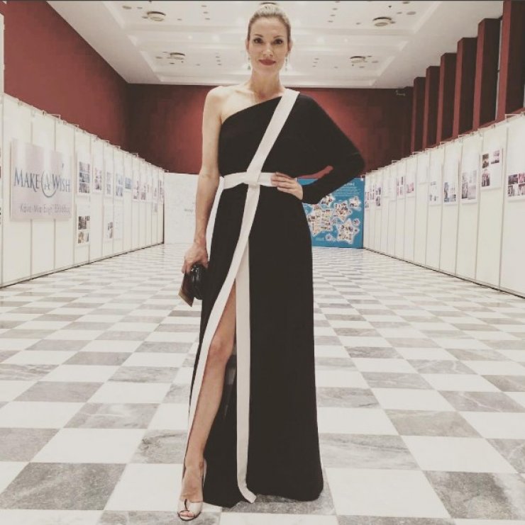 Κι όμως αυτό το υπέροχο φόρεμα της Βίκυς Καγιά είναι Κύπριου σχεδιαστή