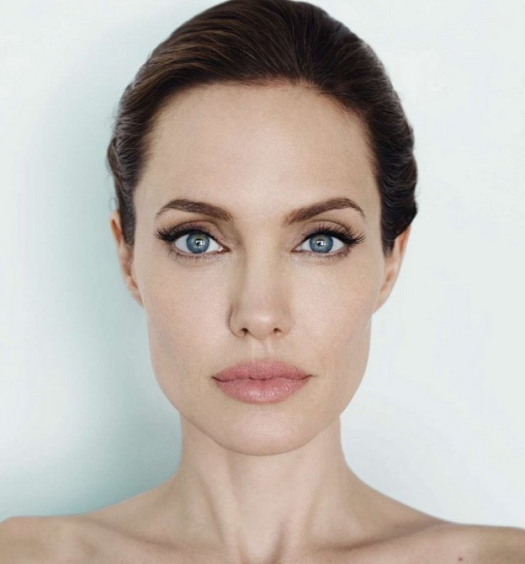 H Angelina Jolie αφαίρεσε και τις ωοθήκες της