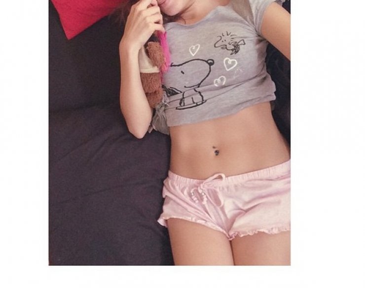 Μας τρέλανε: Γοητευτική Κύπρια στο κρεβάτι με το καυτό σορτσάκι της