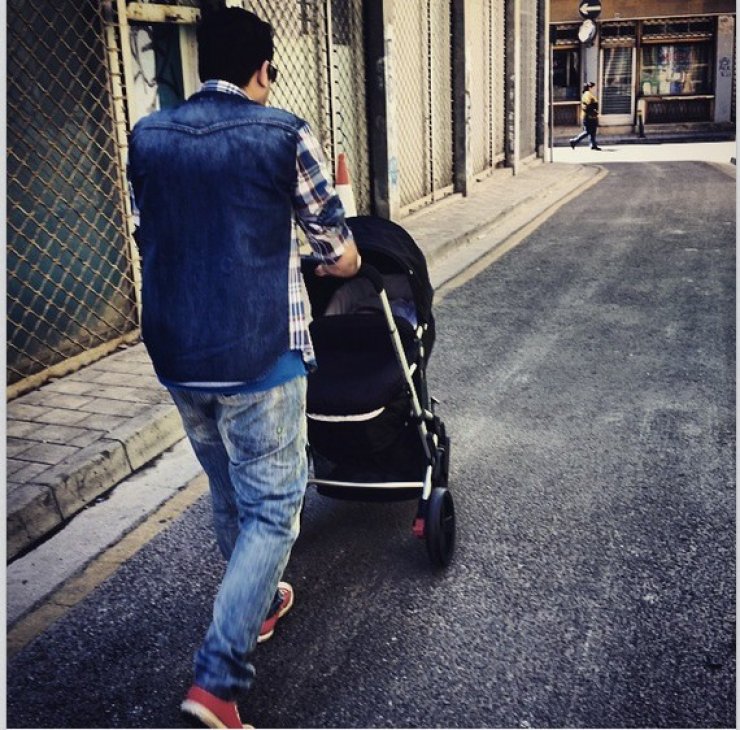 Ποιος επώνυμος Κύπριος είναι ο τρυφερός μπαμπάς της φωτογραφίας