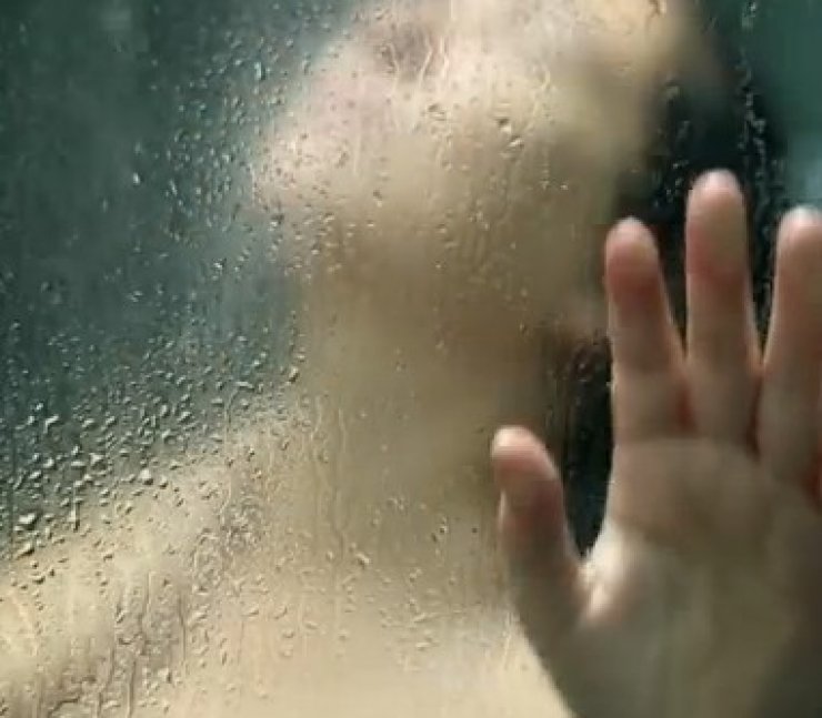 Η Καίτη Γαρμπή τραγουδά γυμνή στο μπάνιο της