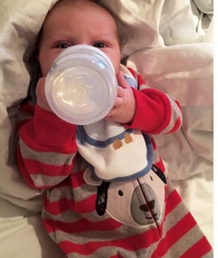 Τρυφερή φωτογραφία: Ενός μήνα ο γιος της και κρατά μόνος του το μπιμπερό