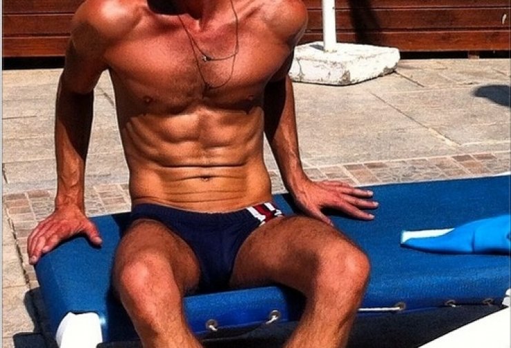 Κύπριος τραγουδιστής αναστατώνει με το γραμμωμένο κορμί του