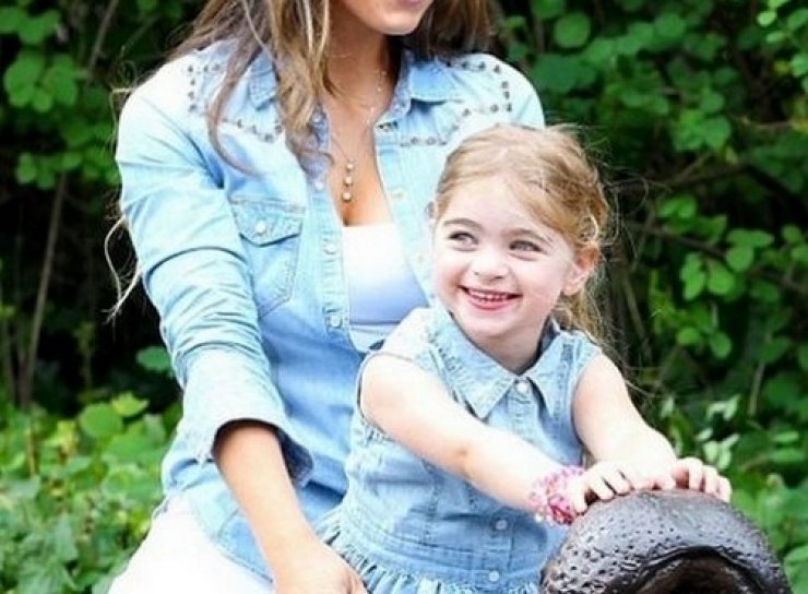 Είναι ολόιδια η διάσημη μαμά της! Μπορείτε να την αναγνωρίσετε;