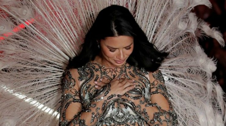Με δάκρυα στα μάτια η Adriana Lima έκλεισε την καριέρα της ως “αγγελάκι” της Victoria’s Secret! [εικόνες]