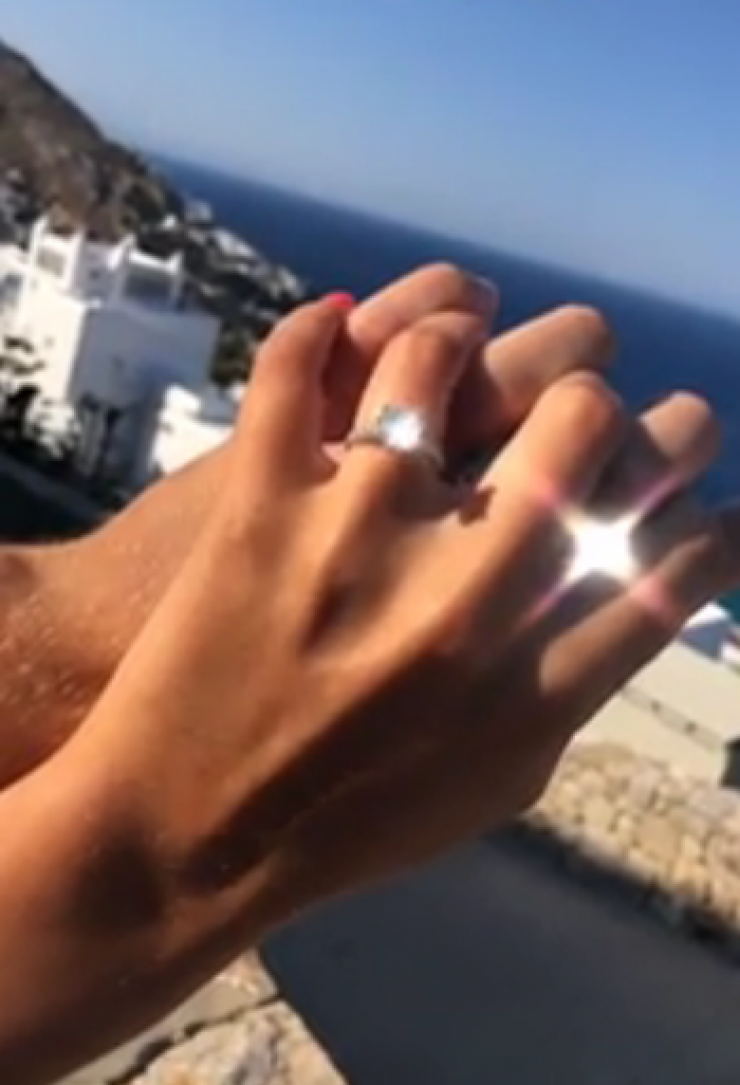 Γνωστός ποδοσφαιριστής έκανε πρόταση γάμου στη σύντροφό του στα στενά της Μυκόνου!