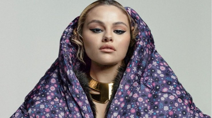 Selena Gomez: "Οι προηγούμενες σχέσεις μου ήταν καταραμένες"