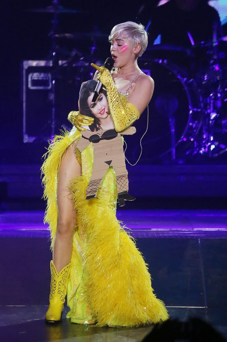 Στα μαχαίρια Miley Cyrus-Selena Gomez [εικόνες]