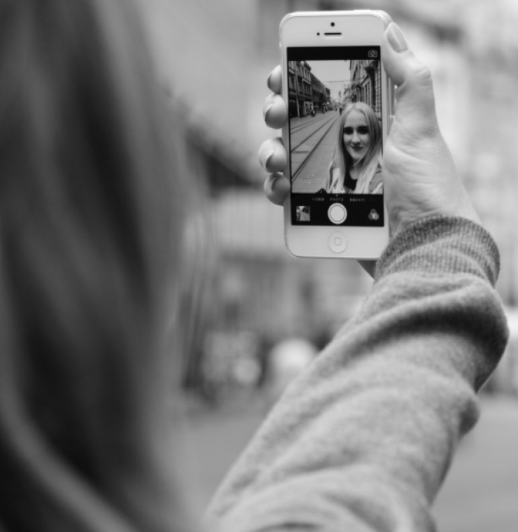 Γιατί μας αρέσει να βγάζουμε selfies;