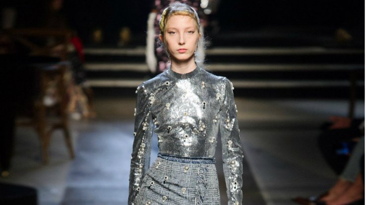 Κομψή και γλυκιά με παγιέτες