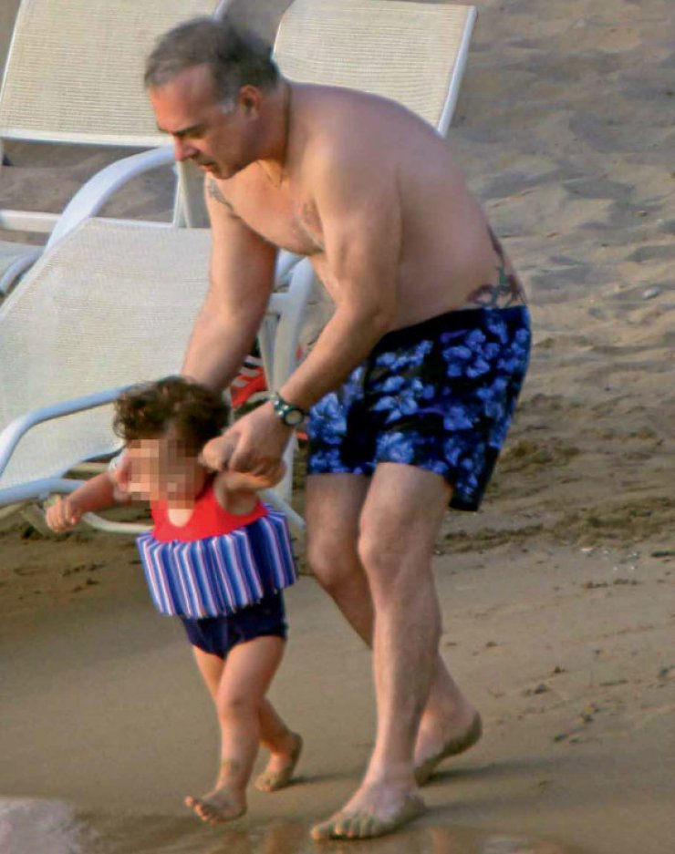 Ο Φώτης Σεργουλόπουλος στις πρώτες του βουτιές με το γιο του, Γιώργο