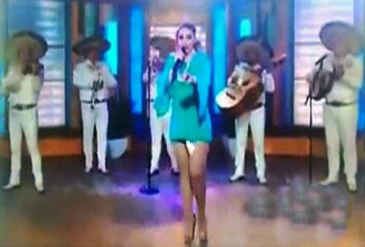 Δεν θα πιστεύετε τι έπαθε τραγουδίστρια στον αέρα εκπομπής!