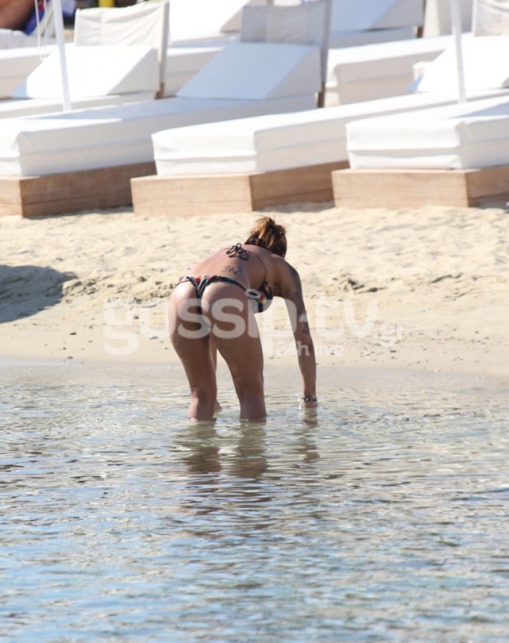 Non stop sexy στιγμιότυπα από την "καυτή" σύντροφο πασίγνωστου ποδοσφαιριστή στην Μύκονο.