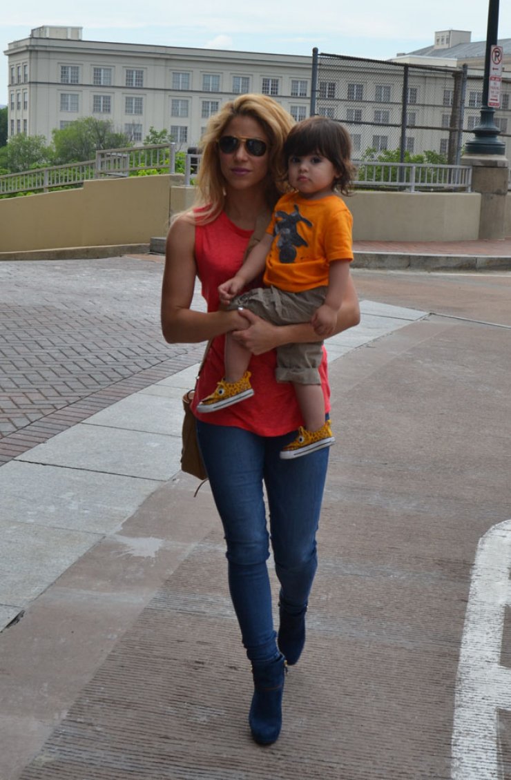 Shakira: Μαζί με το γιο της ακολουθεί τον Pique στο Mundial [εικόνες]