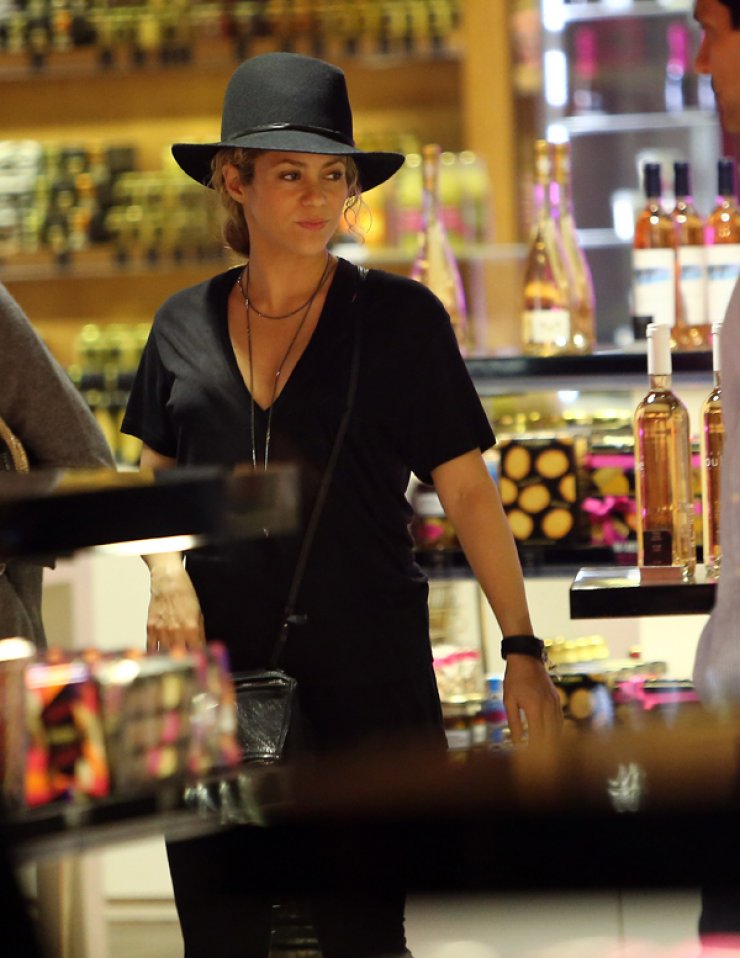 H έγκυος Shakira κάνει shopping στο Παρίσι [εικόνες]