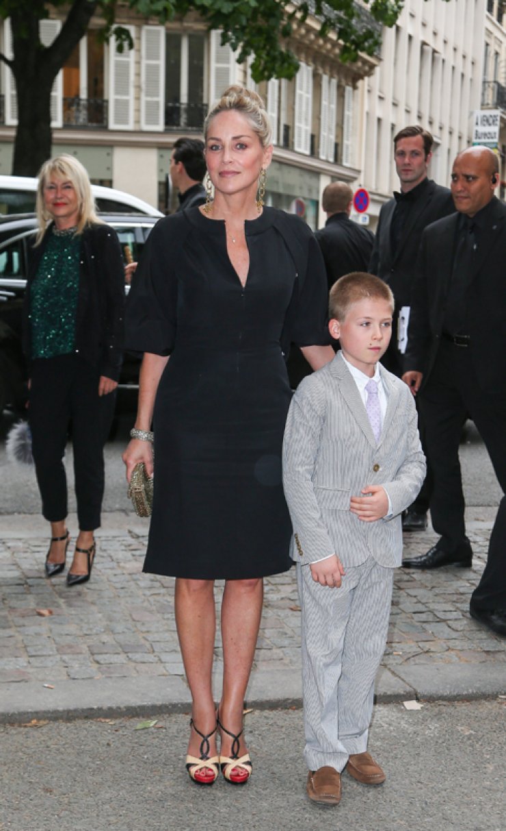 Sharon Stone : Στα 55 τηςsexy και κουκλάρα