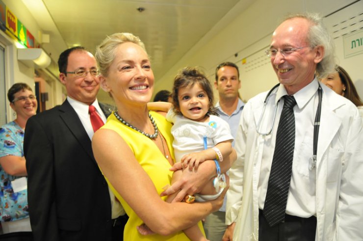 Η Sharon Stone στο Νοσοκομείο Hadassah στο Ισραήλ