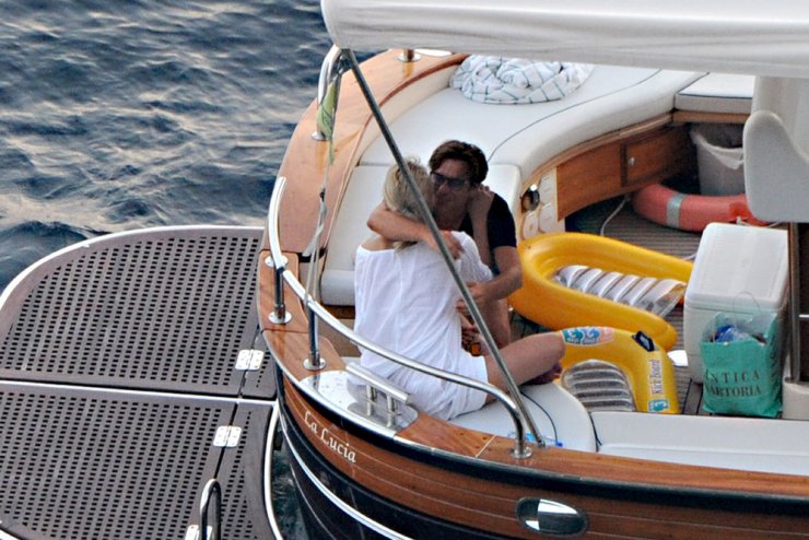 Sharon Stone: Αγκαλιά με μυστηριώδη άντρα!