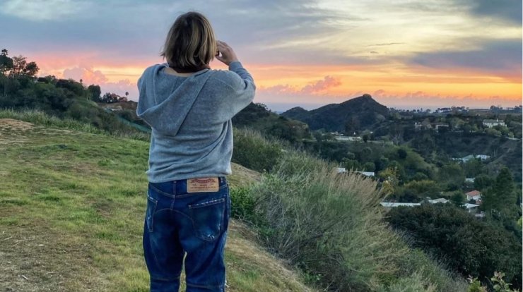 Πασίγνωστη ηθοποιός δηλώνει: "Ο παππούς μου ασέλγησε σε εμένα και την αδερφή μου"