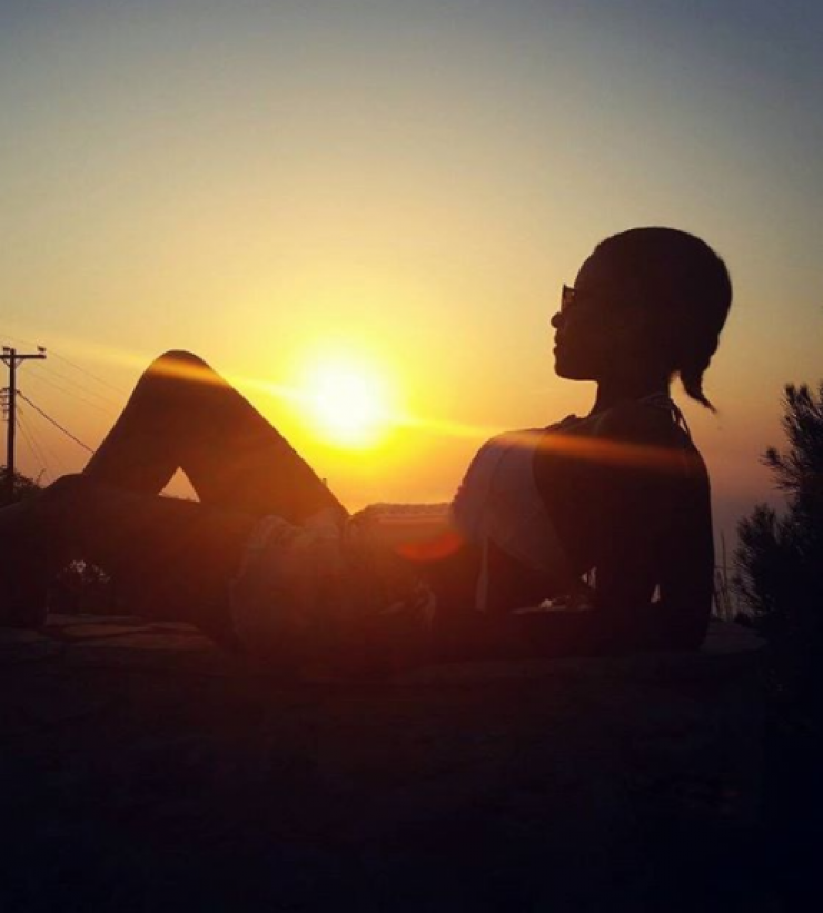 Πασίγνωστη τραγουδίστρια στην Ελλάδα έκανε σύμφωνο συμβίωσης με τον σύντροφό της!