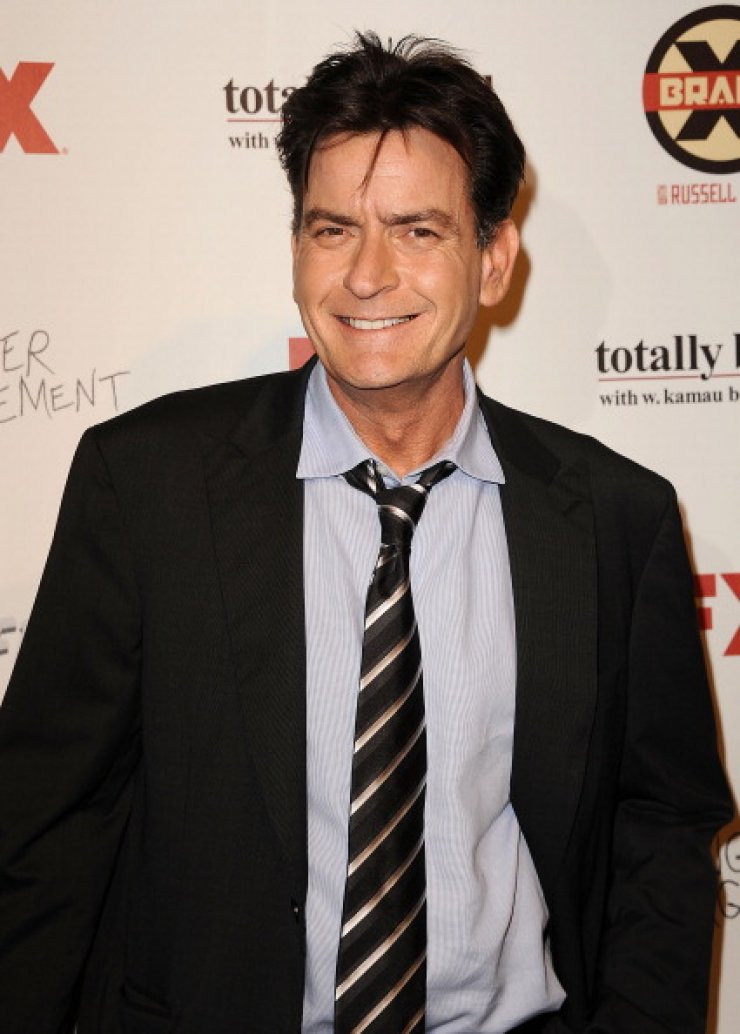 Charlie Sheen: Δάνεισε 78.000 ευρώ στην Lindsay Lohan!
