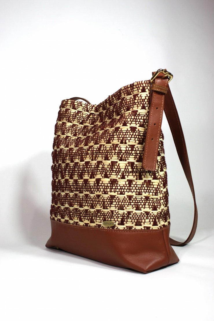 Η Σιμόνη Παπαευσταθίου υφαίνει στον αργαλειό και φτιάχνει τις πιο σικ τσάντες της φετινής σεζόν