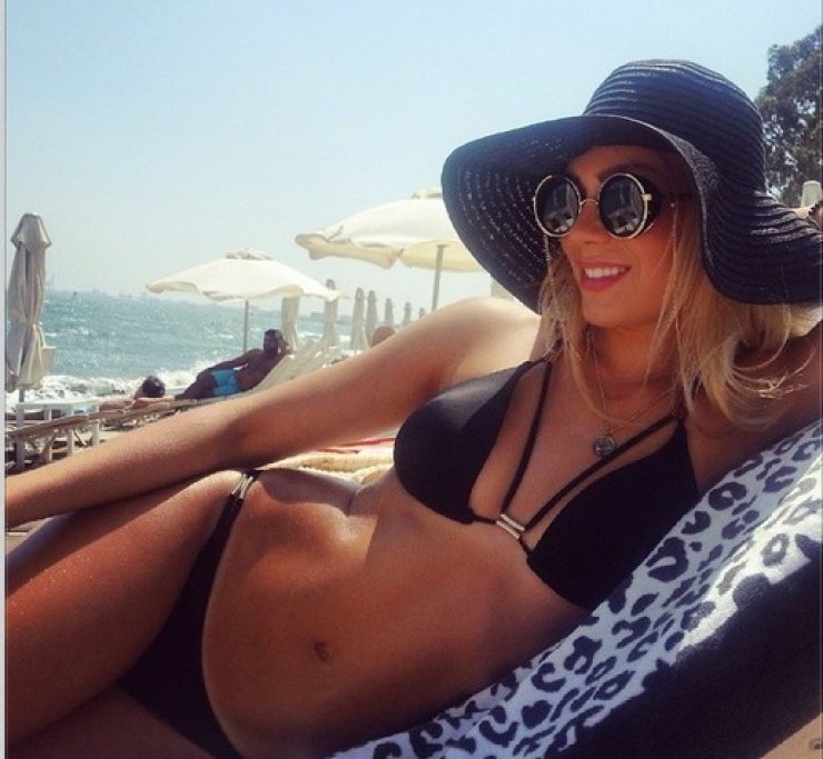 Άντρη Καραντώνη: Συνεχίζει τα καλοκαιρινά της μπάνια