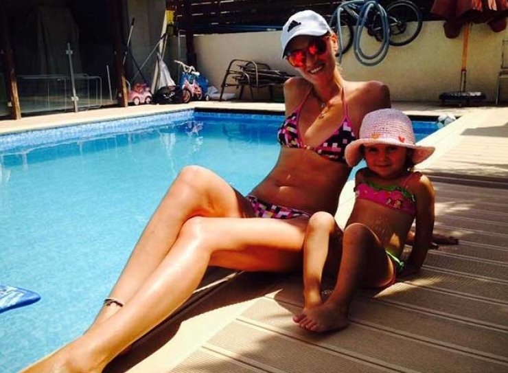 Έλενα Διαμαντίδου: Στην πισίνα με την βαφτιστήρα της