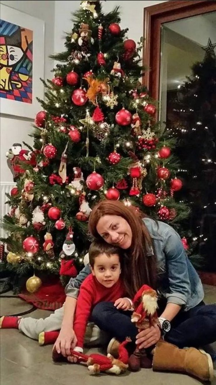 Kατερίνα Αγαπητού: Στόλισε το Χριστουγενιάτικο δέντρο με τον γιο της
