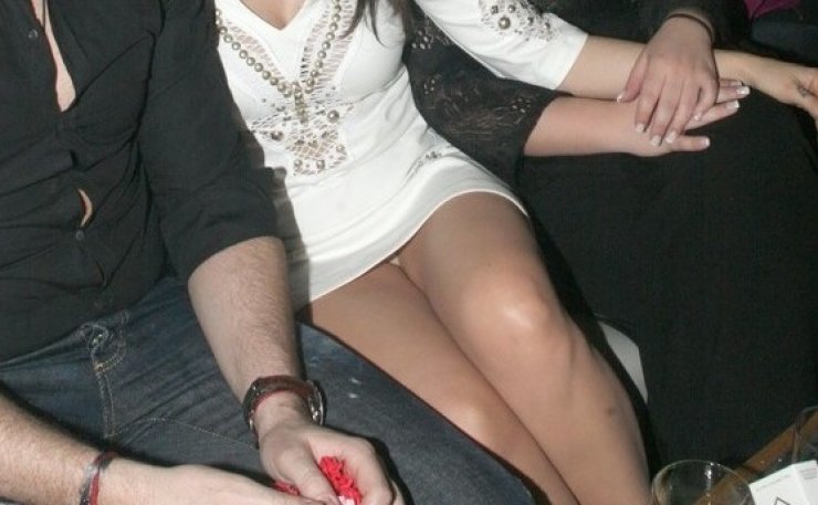 Πήγε στα μπουζούκια να δει τον αγαπημένο της κι εμείς είδαμε το εσώρουχό της! [εικόνες]