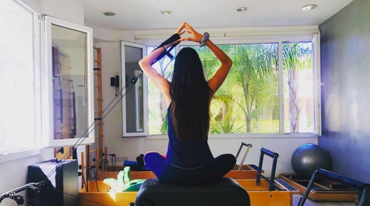 Η επώνυμη Κύπρια αιωρείται παράλληλα με το πάτωμα και εντυπωσιάζει!