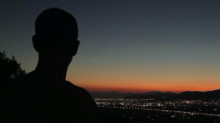 Συγκινεί ο Έλληνας ηθοποιός που έχασε τον πατέρα του από κορωνοϊό: "Μας τον έφεραν σε ένα σφραγισμένο φέρετρο με σελοφάν"