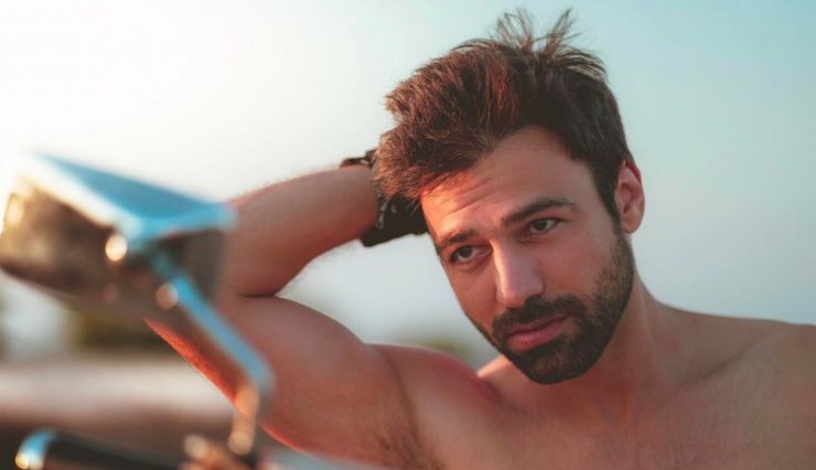 Ανδρέας Γεωργίου: Συγκίνησε όλους με εικόνα του στην αγκαλιά του μπαμπά του που "έφυγε" από τη ζωή