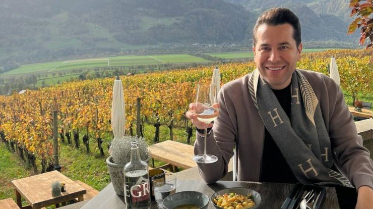 Χάρης Σιανίδης: “Για έναν έρωτα έχω μπει σε σκουπιδοτενεκέ για να παρακολουθώ” [βίντεο]