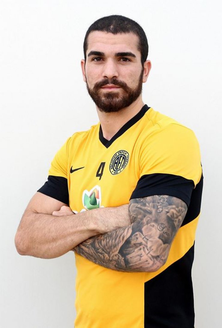 Βαλεντίνος Σιέλης: Έριξαν αυγά και αλεύρι στον διεθνή ποδοσφαιριστή