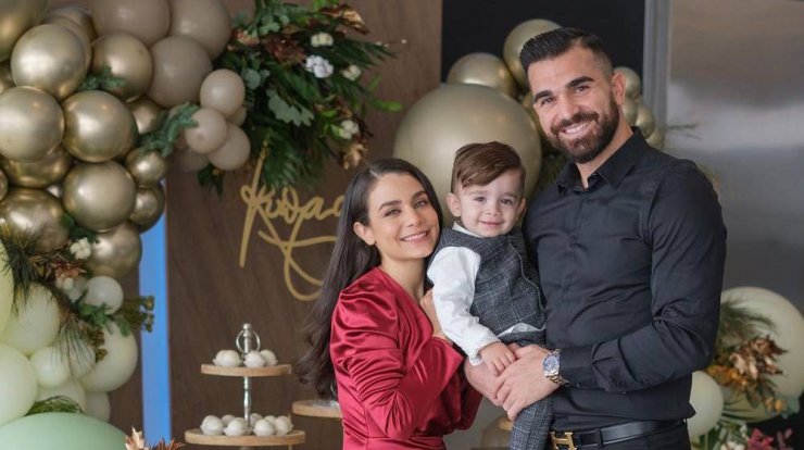 Φλωρεντία Σαββίδου Σιέλη: Με τον γιο της στην παραλία να της χαϊδεύει τη φουσκωμένη κοιλίτσα [βίντεο]