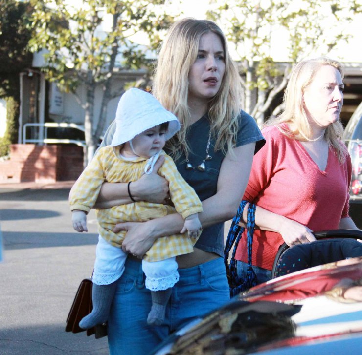 H Sienna Miller μας δείχνει το κοριτσάκι της!