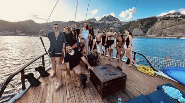 Γνωστό fashion girl του νησιού στη Σικελία για το bachelorette της [εικόνες]