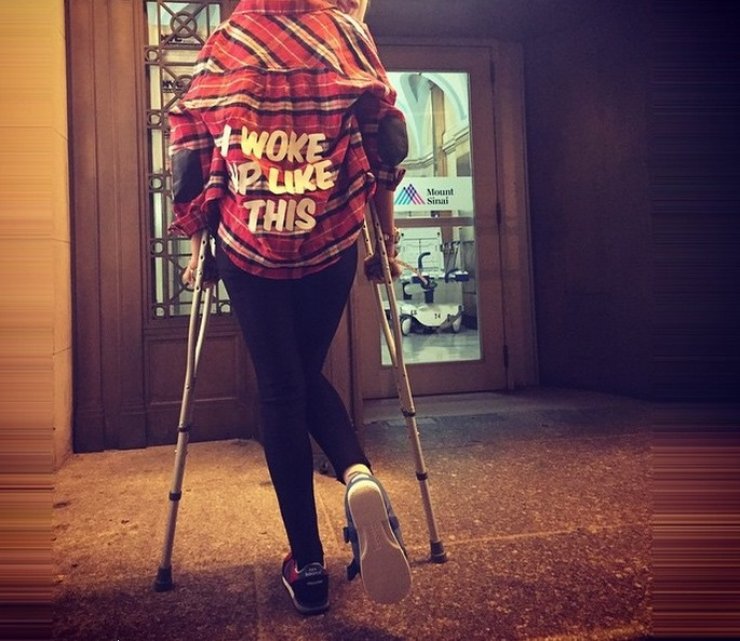 Κύπρια socialite θα κυκλοφορεί με πατερίτσες για λίγο καιρό!