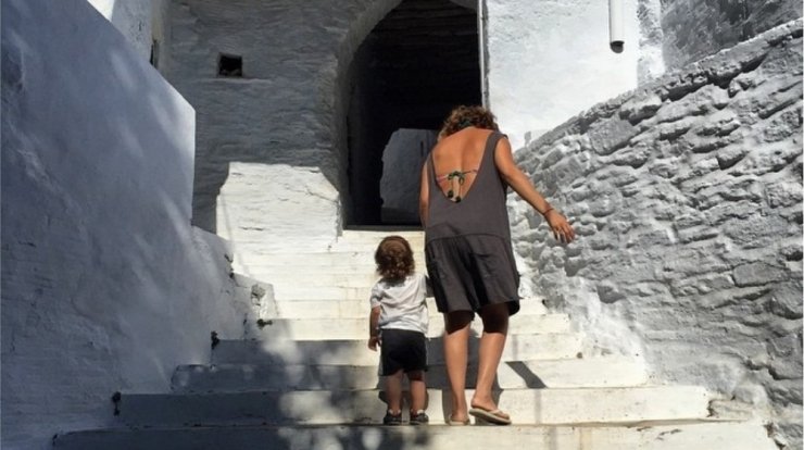 Γνωστή ηθοποιός: "Κλειδώθηκα στο μπάνιο για να μη γεννήσω το παιδί με ωροσκόπο που δε μου άρεσε" [βίντεο]