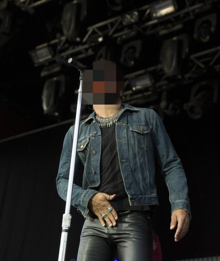 Ουπς! Σκίστηκε το παντελόνι πασίγνωστου τραγουδιστή στη σκηνή και φάνηκε το γεννητικό του όργανο!