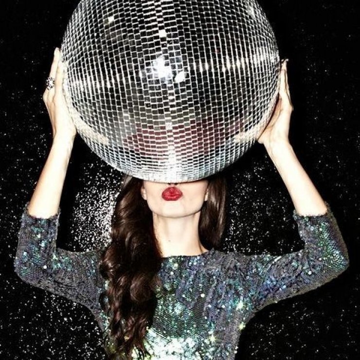 5+1 πράγματα που σιχαίνεσαι την παραμονή της Πρωτοχρονιάς αν είσαι single!