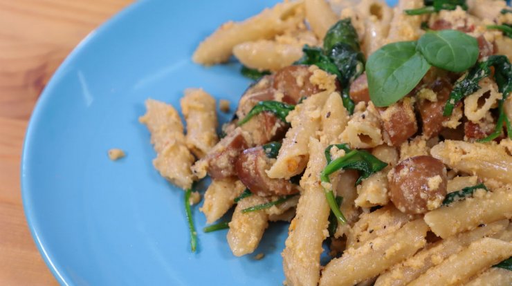 Vegan συνταγή ζυμαρικών με λουκάνικο και σπανάκι
