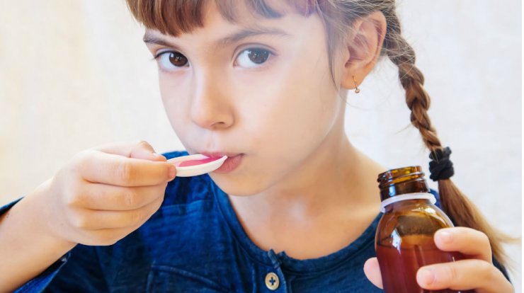 Ο λόγος που δεν πρέπει να δίνετε σιρόπι με το κουταλάκι στα παιδιά