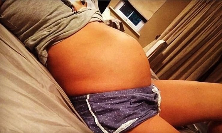 Γνωστός ποδοσφαιριστής θα γίνει πατέρας και η σύζυγός του ποζάρει με φουσκωμένη κοιλίτσα